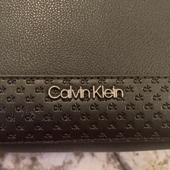 NEW Calvin Klein Crossbody, Removable/Adjustable Strap - Picture 12 of 15